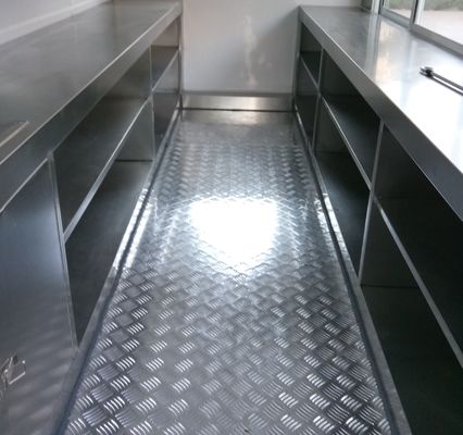 Trailer de fast food nos Estados Unidos com equipamentos de cozinha e cozinha móvel pequena