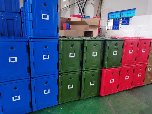 Caixa isolada de tamanho personalizado com rodas pequenas e design multicolorido na caixa de almoço
