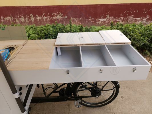 Carrinho de venda de alimentos de rua ao ar livre com equipamentos personalizados