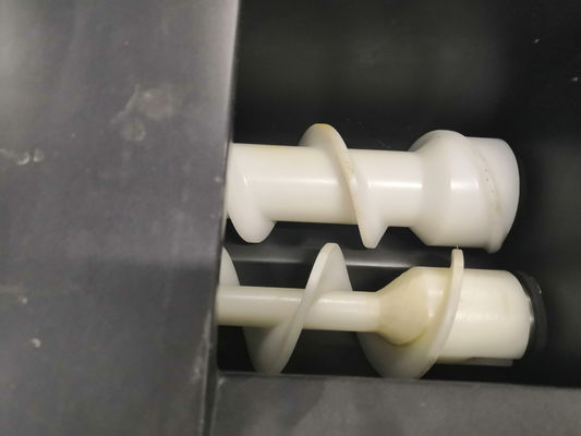 Máquina de moldagem e incrustação automática de alta produtividade