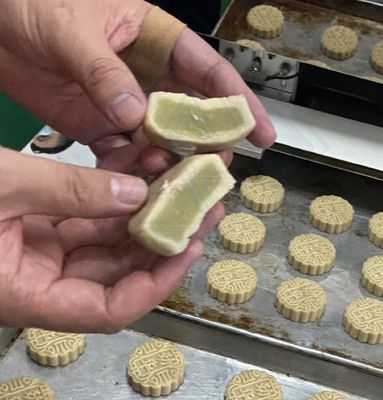 Máquina automática de incrustação e moldagem de bolo de chocolate de alta produtividade de 220v/380