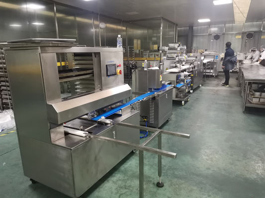 Capacidade de trabalho 20-135pcs/min SS304 Mochi Ice Cream PLC Control Encrusting Machine