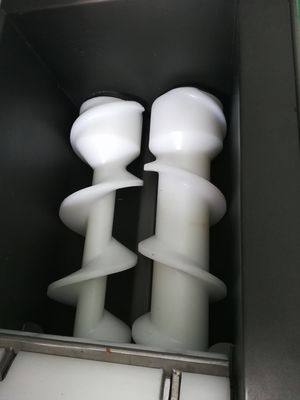 Capacidade de trabalho 20-135pcs/min SS304 Mochi Ice Cream PLC Control Encrusting Machine