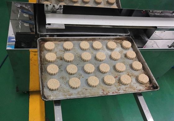 Capacidade de trabalho 20-135pcs/min SS304 Mochi Ice Cream PLC Control Encrusting Machine