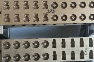 Máquina semi-automática de fabricação de patinetes de urso de pectina para linha de produção de doces de abacaxi