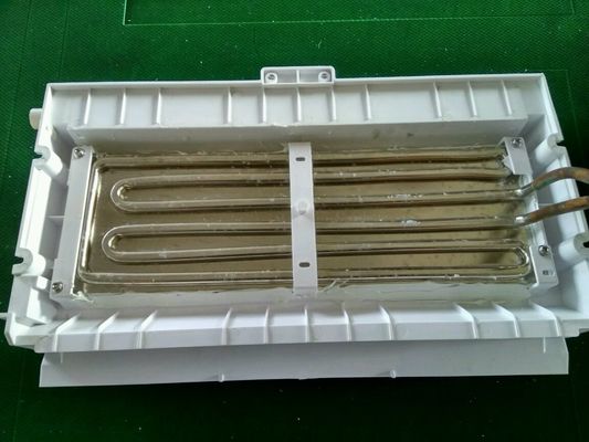 Fabricante industrial de cubos de gelo com capacidade de 90 kg/dia e compressor Emerson em bom estado.