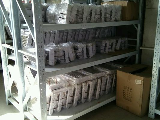 Fabricante industrial de cubos de gelo com capacidade de 90 kg/dia e compressor Emerson em bom estado.