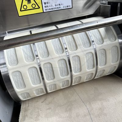 Pequena máquina automática de fazer biscoitos de 2 kW Equipamento de padaria para produção de biscoitos