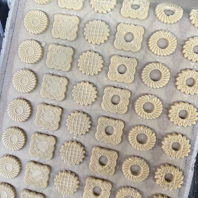 Pequena máquina automática de fazer biscoitos de 2 kW Equipamento de padaria para produção de biscoitos
