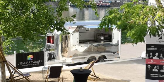 2300*1750*2100mm Reboque de carrinhos de comida Máquinas de lanches 350kg Reboque móvel de alimentação