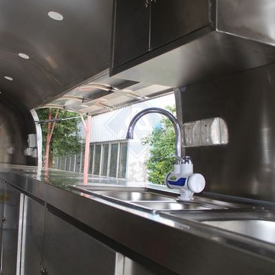 Pequeno caminhão de alimentação elétrico totalmente equipado Trailers para lanches Embalagem de tensão personalizada