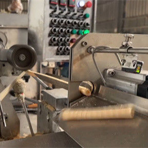 Máquina de fabricação de rolos de ovos de 380 V para produção de lanches de rolos de wafer em 2024