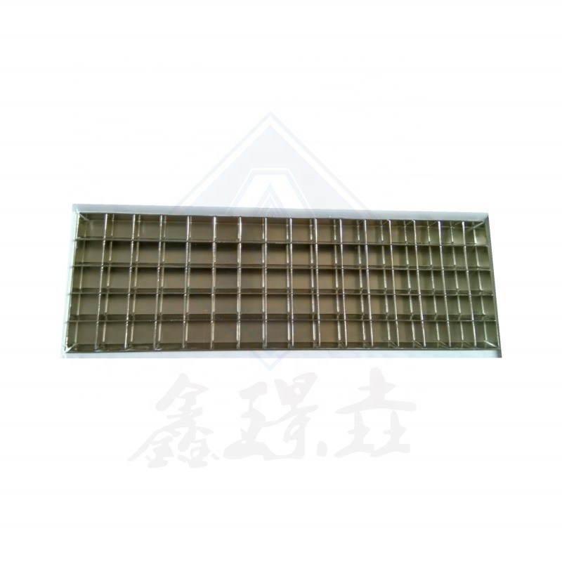 Fabricante industrial de cubos de gelo com capacidade de 90 kg/dia e compressor Emerson em bom estado.